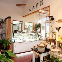 BELLFLOWERでは、店内にカフェを併設しています。